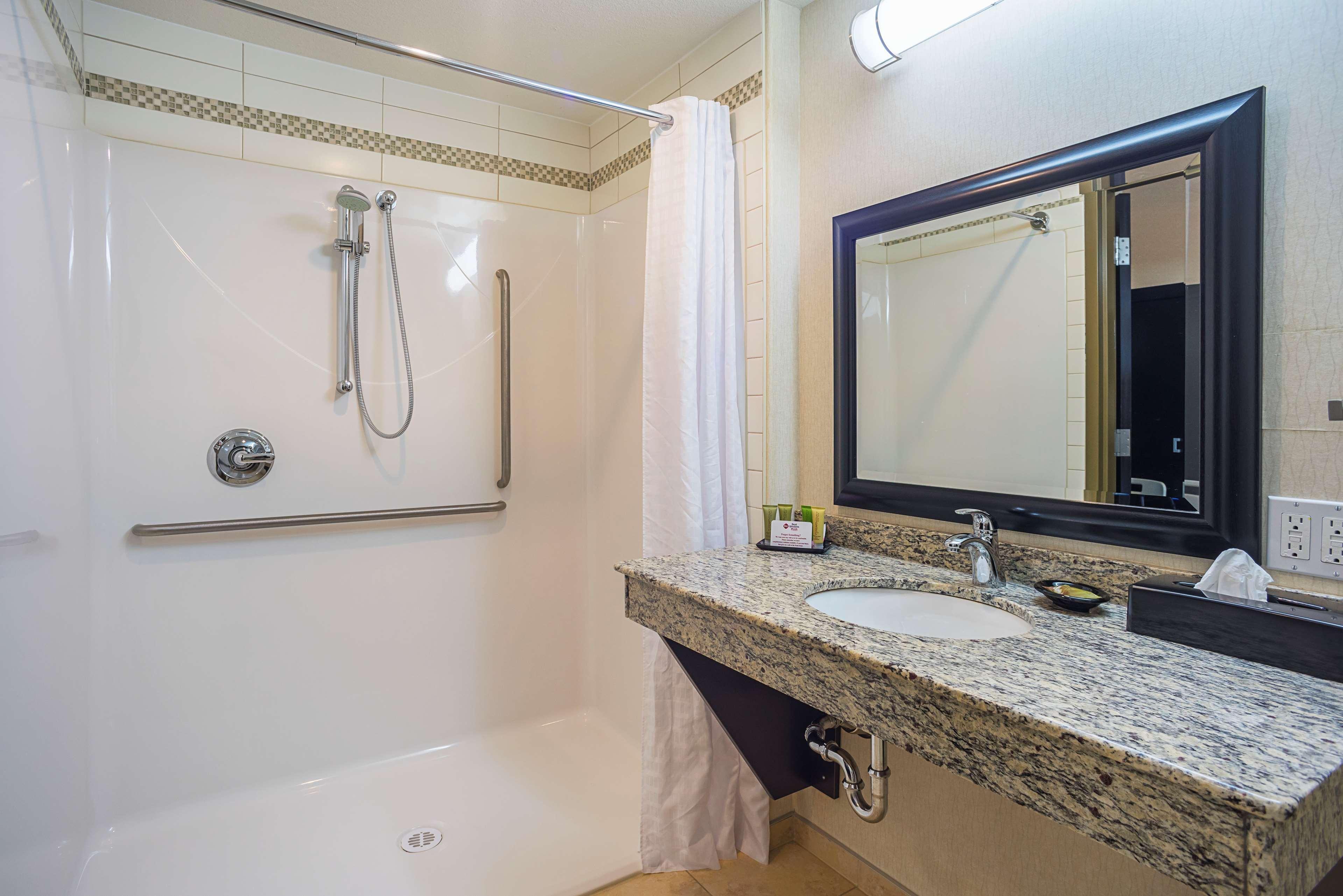 Best Western Wainwright Inn & Suites Exteriör bild